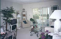 im_livingroom1.jpg (72122 bytes)