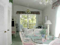 lely_diningroom.jpg (106158 bytes)