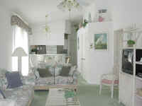 lely_livingroom.jpg (84635 bytes)