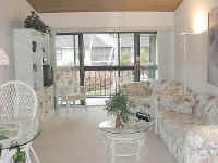 living2.JPG (77008 bytes)